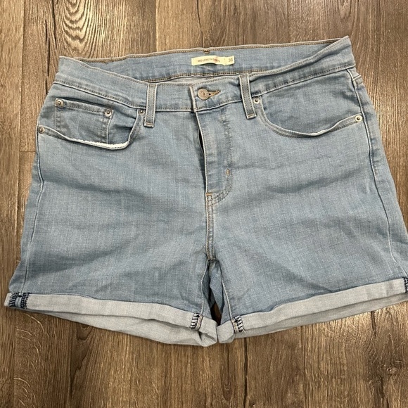 Levis' Women's Denim Jean Shorts Size 31 Mid Length Zip Fly Cuffed Light Wash - Picture 1 of 10